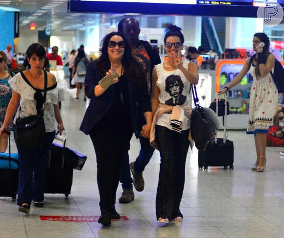 Ana Carolina e Leticia Lima acenam para fotógrafo em aeroporto