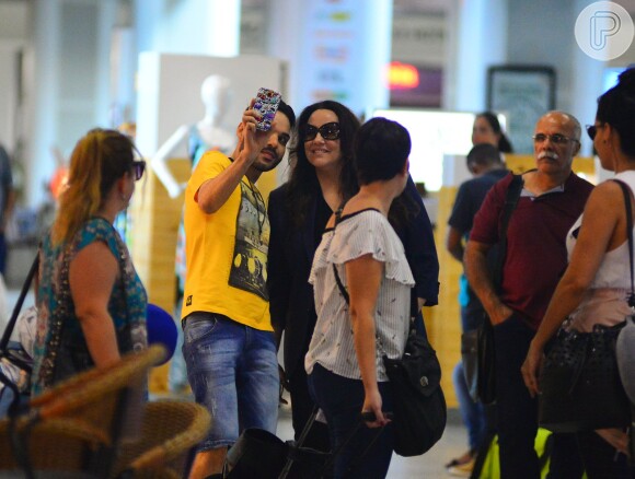 Ana Carolina posa com fã em aeroporto antes de embarcar com Leticia Lima