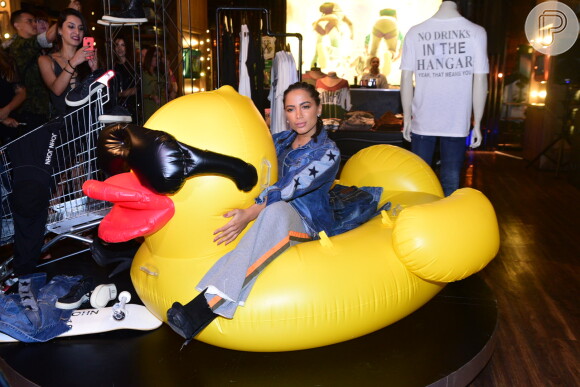 Bem-humorada, a cantora se divertiu ao posar com um pato inflável e fez a famosa duck face (cara de pato)