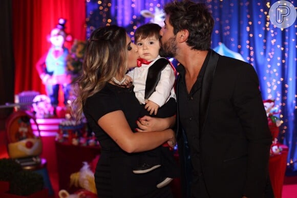 Noah, filho de Sandro Pedroso e Jéssica Costa, ganhou beijo dos pais na comemoração do seu primeiro aniversário