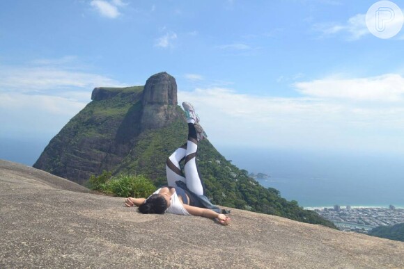 A bailarina do 'Domingão do Faustão' Karina Barros pediu a namorada em casamento no topo da Pedra Bonita, no Rio de Janeiro
