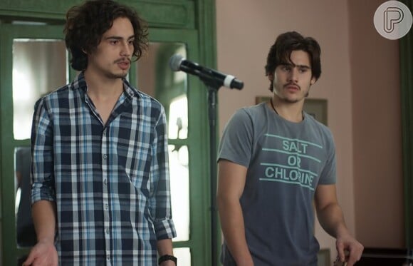 Nicolau (Danilo Mesquita) fala para Zac (Nicolas Prattes) que Luana (Joana Borges) está sendo enganada por JF (Maicon Rodrigues), na novela 'Rock Story'