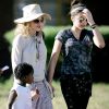 'Estou muito feliz que agora são parte de nossa família', disse Madonna na postagem com as duas gêmeas
