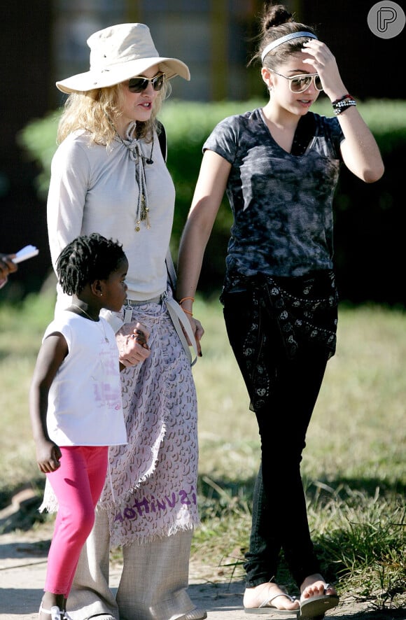 'Estou muito feliz que agora são parte de nossa família', disse Madonna na postagem com as duas gêmeas