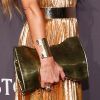 Detalhe dos acessórios metálicos de Paris Hilton no baile de gala da AmfAR, em Nova York, nesta quarta-feira, 8 de fevereiro de 2017