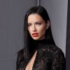 A modelo Adriana Lima ousou com um vestido decotado todo bordado no baile de gala da AmfAR, em Nova York, nesta quarta-feira, 8 de fevereiro de 2017