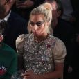 Lady Gaga caprichou na maquiagem para conferir desfile da grife Tommy Hilfiger, em 8 de fevereiro de 2017