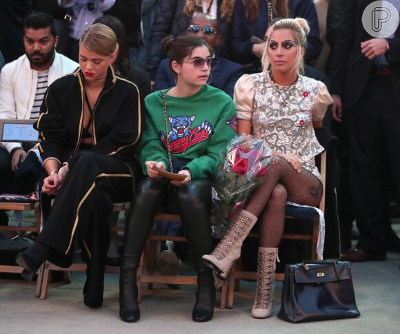 Lady Gaga caprichou na maquiagem para conferir desfile da grife Tommy Hilfiger, em 8 de fevereiro de 2017