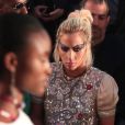 Lady Gaga caprichou na maquiagem para conferir desfile da grife Tommy Hilfiger, em 8 de fevereiro de 2017