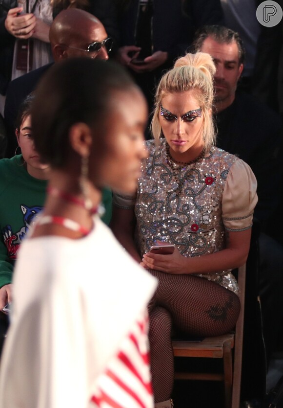 Lady Gaga caprichou na maquiagem para conferir desfile da grife Tommy Hilfiger, em 8 de fevereiro de 2017