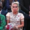 Para reproduzir à mão a maquiagem de Lady Gaga no Super Bowl e no desfile da grife Tommy Hilfiger basta usar cristais e cola de cílios