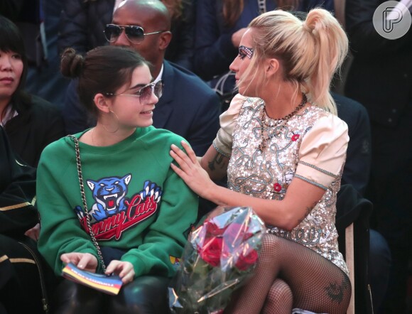 Lady Gaga caprichou na maquiagem para conferir desfile da grife Tommy Hilfiger, em 8 de fevereiro de 2017