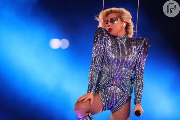 Lady Gaga surgiu com uma maquiagem carregada em seu show no intervalo do Super Bowl, em 5 de fevereiro de 2017, e impressionou ao mudar, em um piscar de olhos, para uma make delicada