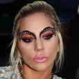 Lady Gaga também usou uma maquiagem com pedras para conferir o desfile da grife Tommy Hilfiger, em 8 de fevereiro de 2017