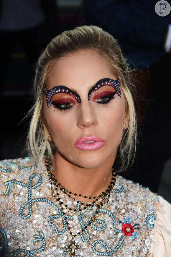 Lady Gaga também usou uma maquiagem com pedras para conferir o desfile da grife Tommy Hilfiger, em 8 de fevereiro de 2017