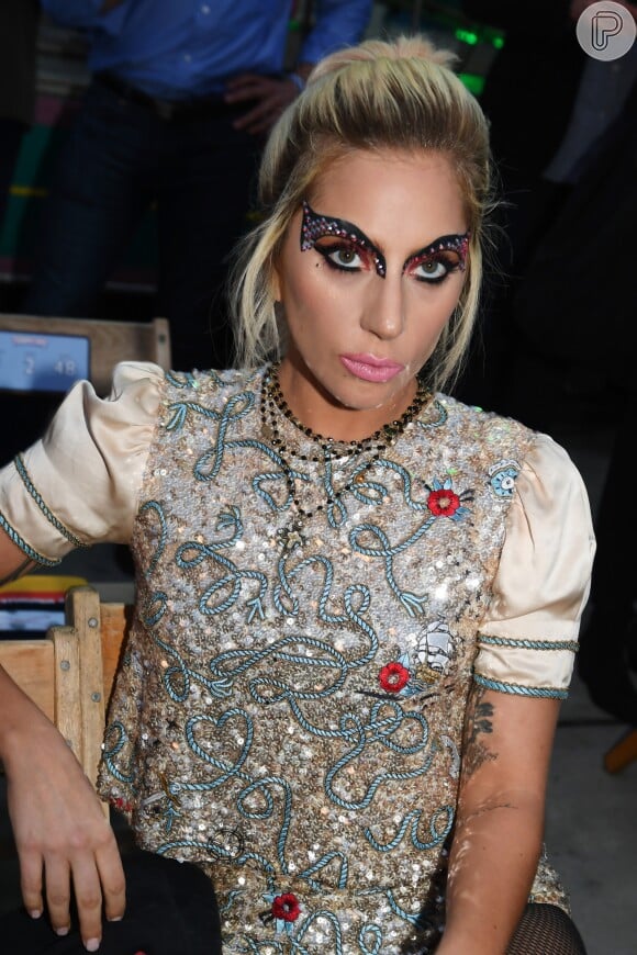Lady Gaga caprichou na maquiagem para conferir desfile da grife Tommy Hilfiger, em 8 de fevereiro de 2017