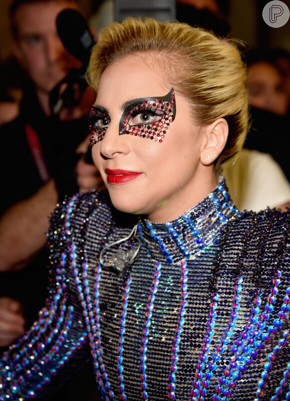 A cantora usou um adesivo com cristais na make do show no Super Bowl, em 5 de fevereiro de 2017