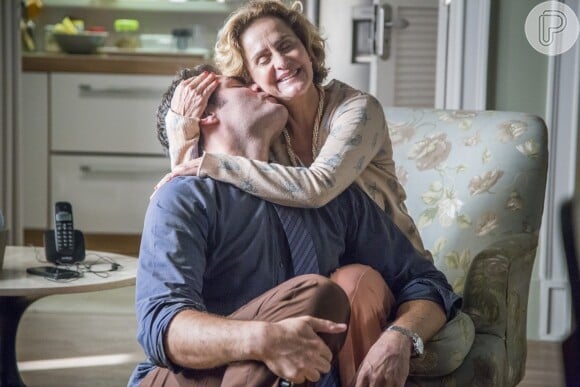 Ciro (Tiago Lacerda) vai precisar se humilhar para conseguir um trabalho honesto e sustentar a sua mãe Silvia (Regina Braga) em 'A Lei do Amor'