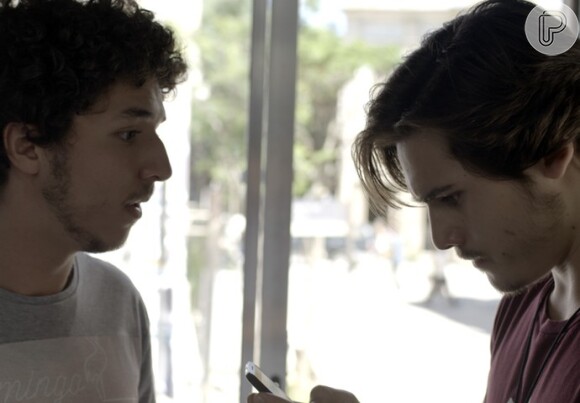 Zac (Nicolas Prattes) descobre que Tom (João Vitor Silva) e JF (Maicon Rodrigues) foram até a casa de Lázaro (João Vicente de Castro), na novela 'Rock Story'