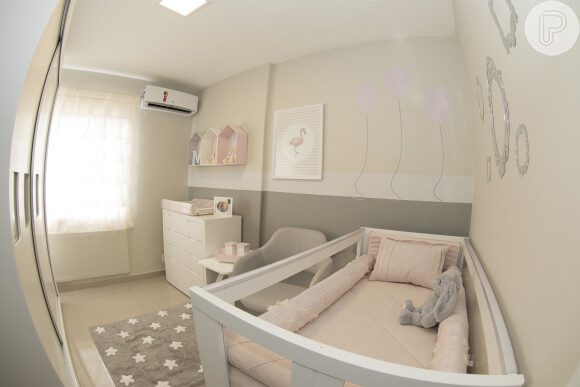 O quarto de Maria, filha de Felipe Simas e Mariana Uhlmann, é um espaço suave, delicado e harmonioso 