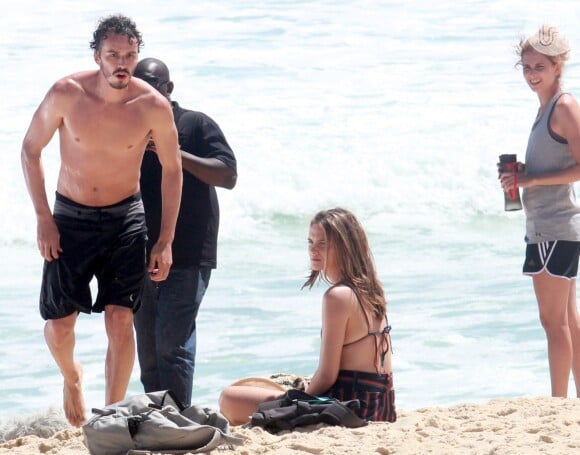 Gabriel Stauffer gravou cenas da novela 'A Força do Querer' com Juliana Pavia e Carol Dantas na praia, em dezembro de 2016
