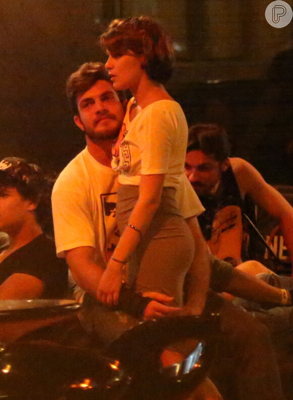 Isabella Santoni e Lucas Wakim foram vistos juntos pela primeira vez em agosto de 2015. Atriz e estudante não formam mais um casal