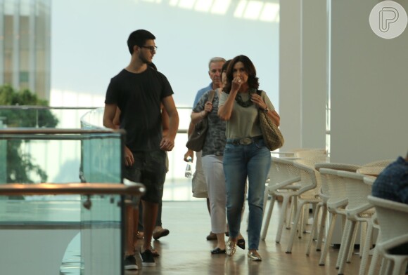 Fátima Bernardes, Vinícius e Beatriz passeiam em shopping na Zona Oeste da Barra