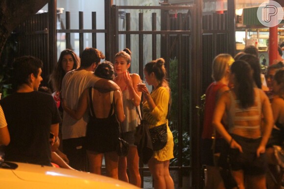 Bruno Gissoni, visto em bar sem Yanna Lavigne, exalta amizade entre os sexos em postagem neste domingo, dia 12 de fevereiro de 2017