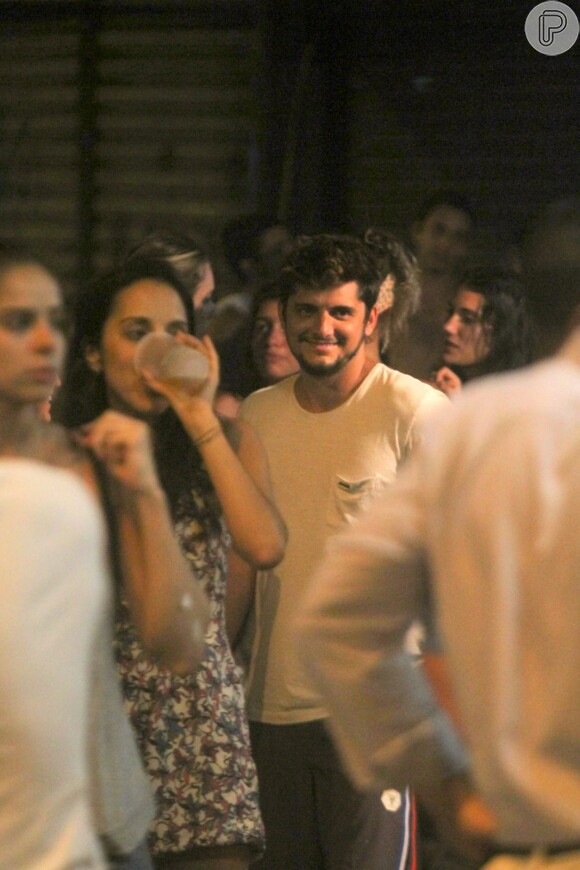 Bruno Gissoni, visto em bar sem Yanna Lavigne, exalta amizade entre os sexos em postagem neste domingo, dia 12 de fevereiro de 2017