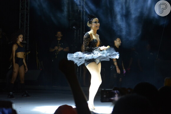 Claudia Leitte usa fantasia de Cisne Negro em show na madrugada deste domingo, dia 12 de fevereiro de 2017