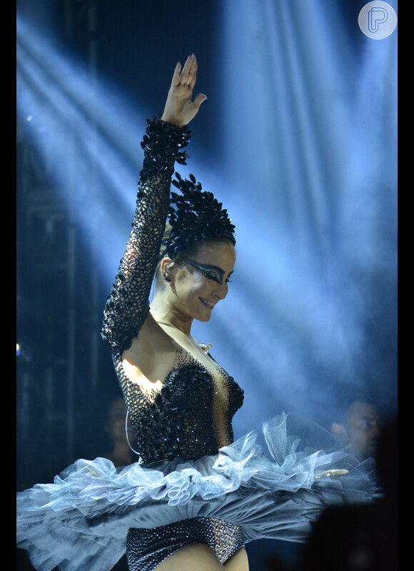 Claudia Leitte usa fantasia de Cisne Negro em show na madrugada deste domingo, dia 12 de fevereiro de 2017