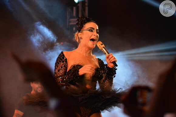 Claudia Leitte usa fantasia de Cisne Negro em show na madrugada deste domingo, dia 12 de fevereiro de 2017