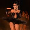 Claudia Leitte usa fantasia de Cisne Negro no show Bal Masqué, em Recife