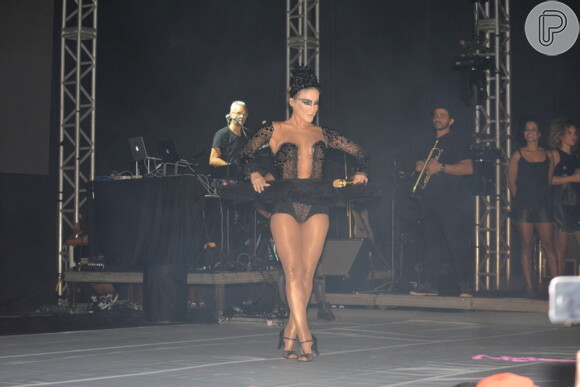 Claudia Leitte usa fantasia de Cisne Negro em show na madrugada deste domingo, dia 12 de fevereiro de 2017