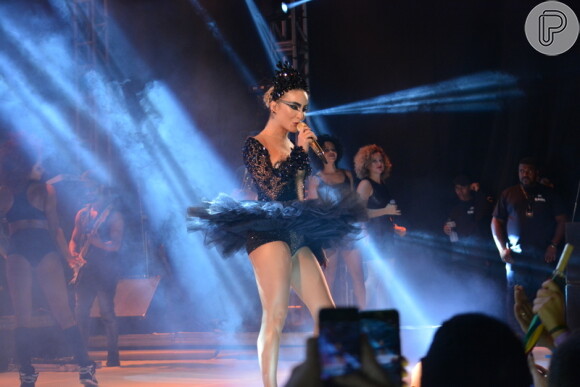Claudia Leitte usa fantasia de Cisne Negro em show na madrugada deste domingo, dia 12 de fevereiro de 2017