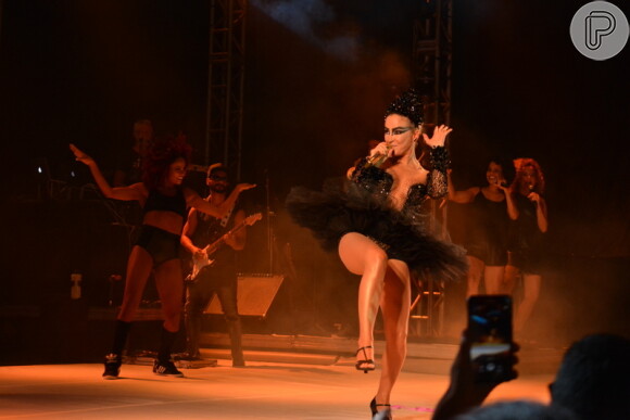 Claudia Leitte usa fantasia de Cisne Negro em show na madrugada deste domingo, dia 12 de fevereiro de 2017