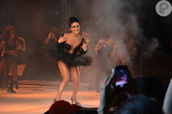 Claudia Leitte usa fantasia de Cisne Negro em show na madrugada deste domingo, dia 12 de fevereiro de 2017