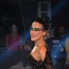 Claudia Leitte usa fantasia de Cisne Negro em show na madrugada deste domingo, dia 12 de fevereiro de 2017