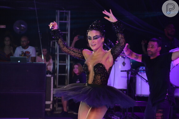 Claudia Leitte usa fantasia de Cisne Negro em show na madrugada deste domingo, dia 12 de fevereiro de 2017