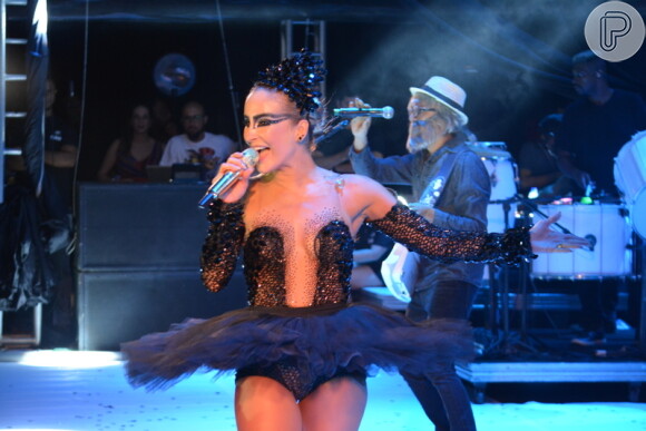 Claudia Leitte usa fantasia de Cisne Negro em show na madrugada deste domingo, dia 12 de fevereiro de 2017