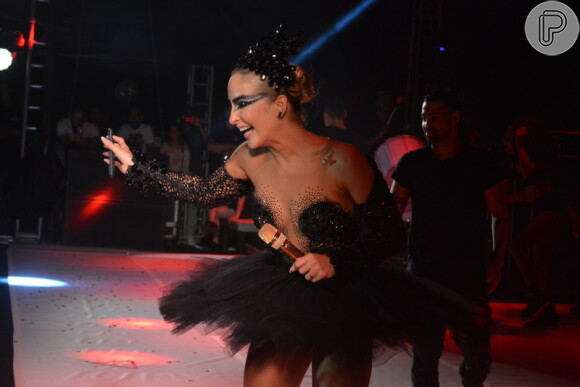 Claudia Leitte usa fantasia de Cisne Negro em show na madrugada deste domingo, dia 12 de fevereiro de 2017