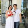 Larissa Maciel sai da maternidade Perinatal, localizada na Barra da Tijuca, na Zona Oeste do Rio de Janeiro, em 6 de fevereiro de 2014