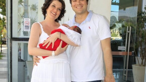 Larissa Maciel deixa maternidade com a primeira filha, Milena, e com o marido