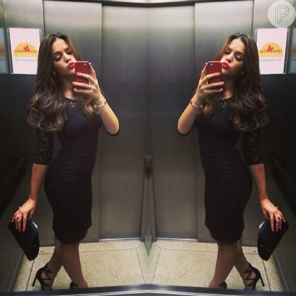 Bruna Marquezine tira foto no elevador com look usado na festa do empresário Isaac Azar