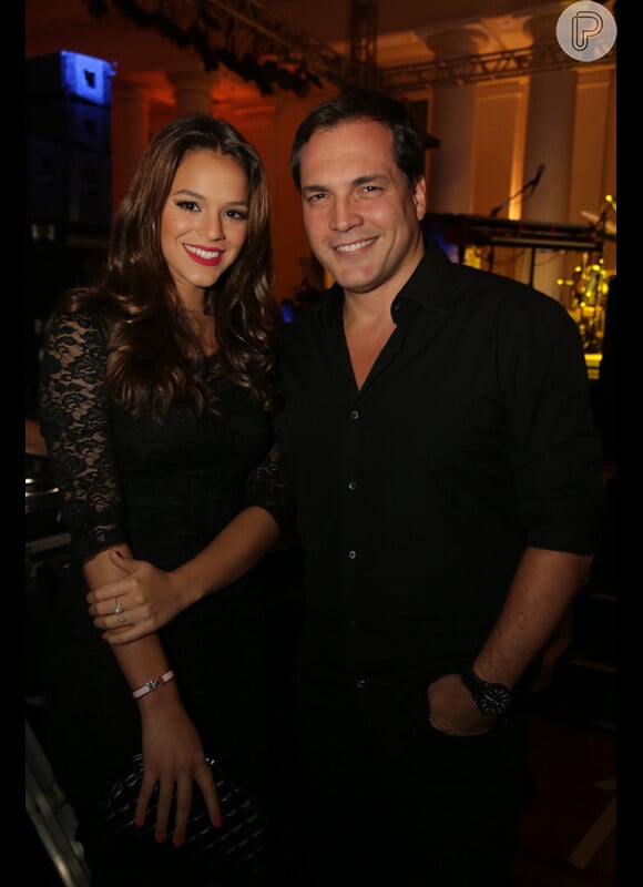 Bruna Marquezine posa com o ator Daniel Boaventura