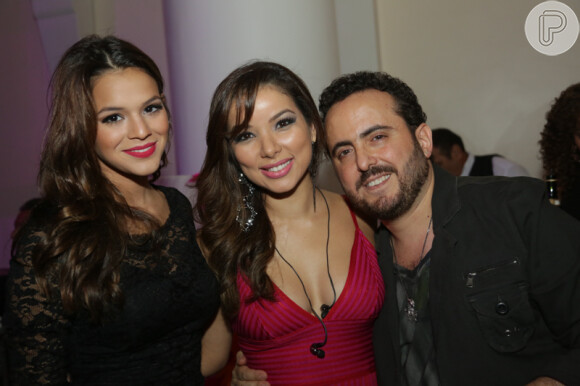 Bruna Marquezine posa ao lado de Isaac Azar e da cantora Liah Soares