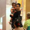 Taís Araújo rouba a cena em passeio por um shopping carioca com o filho, João Vicente, de 1 ano e 7 meses, em 10 de janeiro de 2013