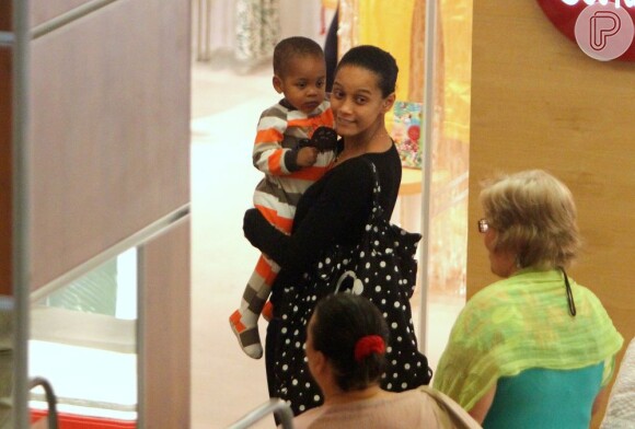 Taís Araújo rouba a cena em passeio por um shopping carioca com o filho, João Vicente, de 1 ano e 7 meses, em 10 de janeiro de 2013