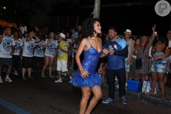 Raissa Santana, Miss Brasil 2016, investiu em um vestido azul com plumas do Atelier Leandro de Jesus para ir ao ensaio da Vila Isabel