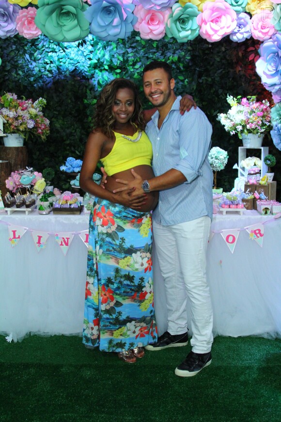 Roberta Rodrigues já é mamãe! Linda Flor, sua primeira filha, nasceu nesta quinta-feira, 16 de fevereiro de 2017